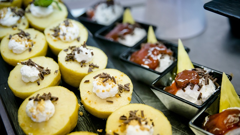 Färgglada desserter och små förrätter vackert upplagda.