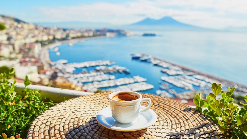 Mäktiga vulkanberget Vesuvius Kaffekopp i förgrunden med utsikt över Neapelbukten och Vesuvius i bakgrunden.