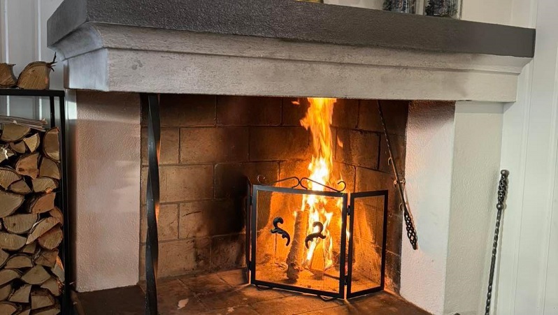 Hyttstugan  Eld brinner vackert i öppen spis