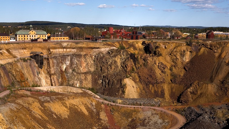 Falu Gruva Stort gruvområde med stad och byggnader osvanför ett stort gruvhål