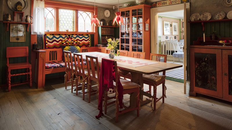 Carl Larssongården  Rum i Carl Larssongården med ett långbord och åtta stolar i sekelskiftesmiljö