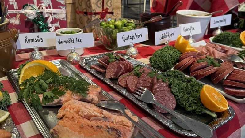 Julbord på Hyttstugan Traditionell svensk julmat på julbord med julduk i rött