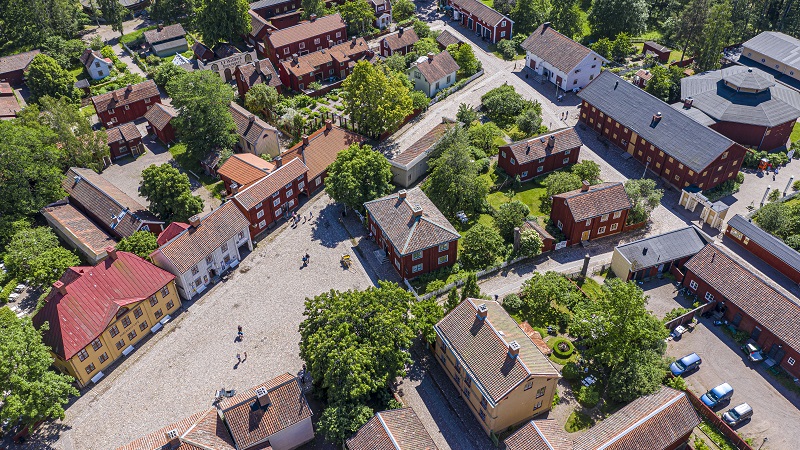 Gamla Linköping Bild: Visit Linköping & Co, Fredrik Schlyter Drönarbild som visar friluftsmuséet Gamla Linköping uppifrån med fina hus och gator