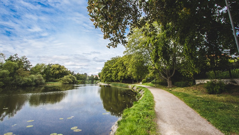 Kinda kanal Bild: Visit Linköping & co Kinda kanal med spegelblankt vatten och en gångväg till höger