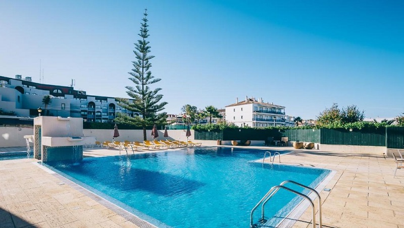 Strandnära hotell med poolområde