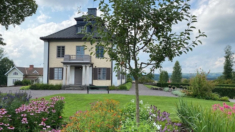Foto: Mårbacka Minnesgård Mårbacka i sommargrönska - Selma Lagerlöfs vackra herrgård omgiven av blomstrande trädgård och lummigt landskap.