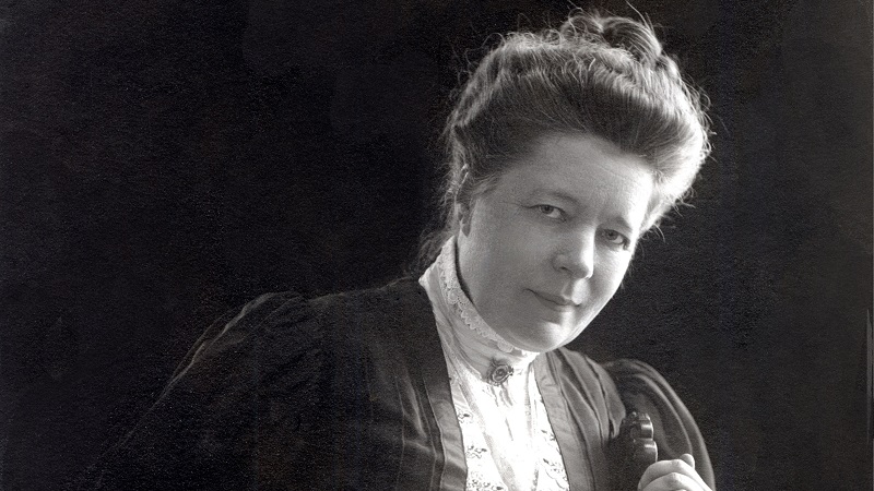 Selma Lagerlöf Foto: Mårbacka Minnesgård Porträtt i svartvitt av Selma Lagerlöf.