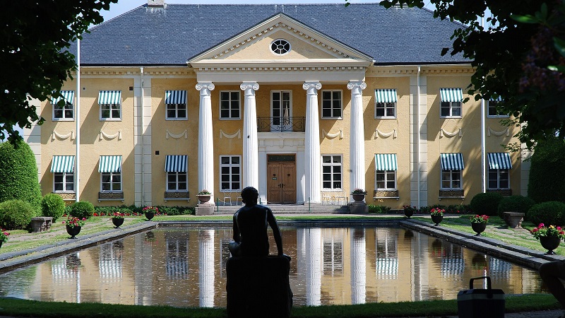 Rottneros herrgård Foto:Bengt Oberger Rottneros herrgård med spegeldamm i förgrunden till den gula pampiga byggnaden med vita pelare.